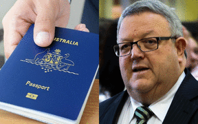Foreign Affairs Minister Gerry Brownlee has advised New Zealanders living in Australia to consider seeking dual citizenship to ensure their rights.