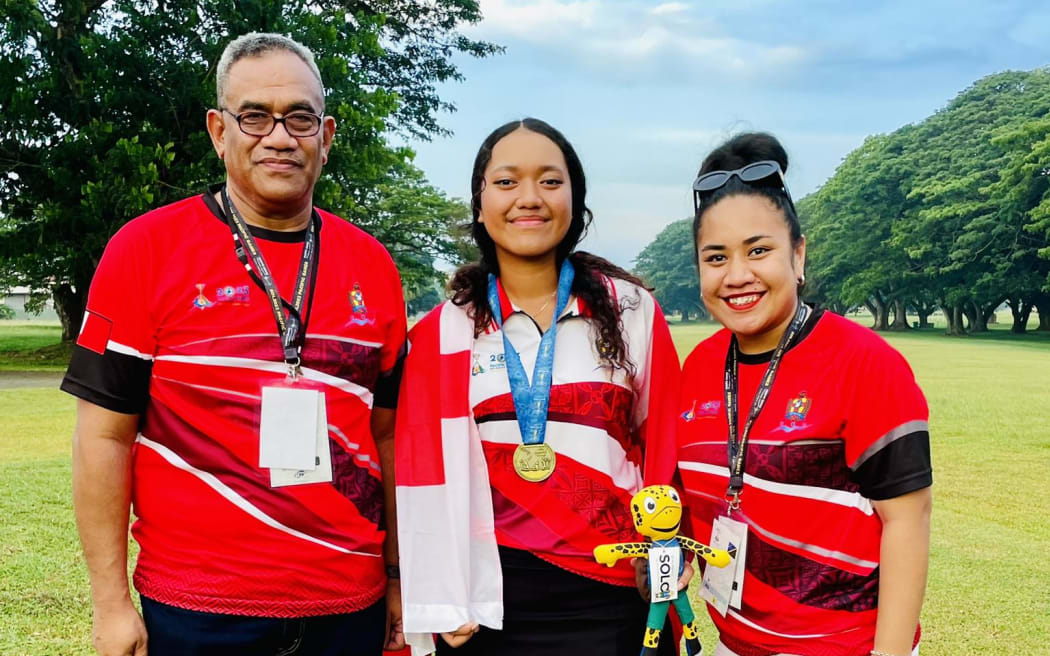 Alexis Vakasiuola, middle, won by 10 strokes to win the gold.