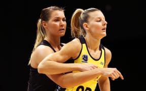 Magic goal shoot Lenize Potgieter and Pulse goal defense Katrina Grant.