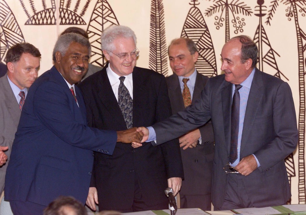 French Prime Minister Lionel Jospin (C) watches with Roch Wamytan, president of the separatist Kanak Socialist National Liberation Front (FNLKS) (L) and Jacques Lafleur, president of the loyalist Rally for Caledonia in the Republic (RCPR), after the signature of their historic accord in Noumea.