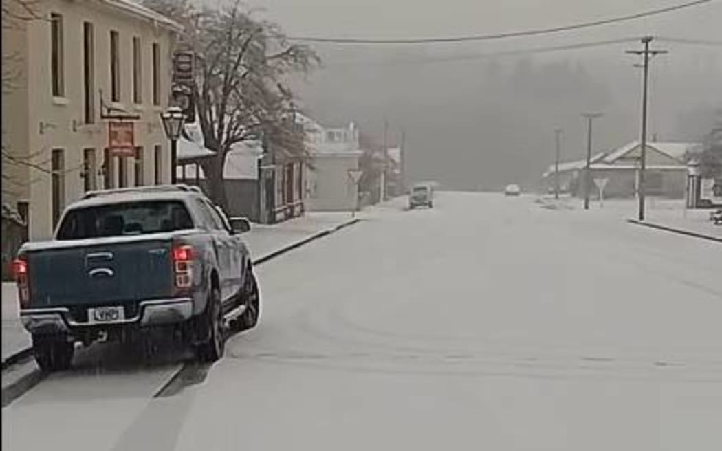 Heavy snow in South Island town of Naseby.