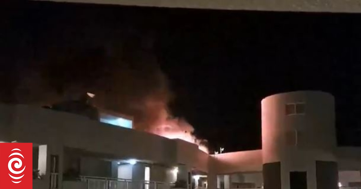 Helicopter crashes into roof of Cairns DoubleTree by Hilton Hotel in far north Queensland