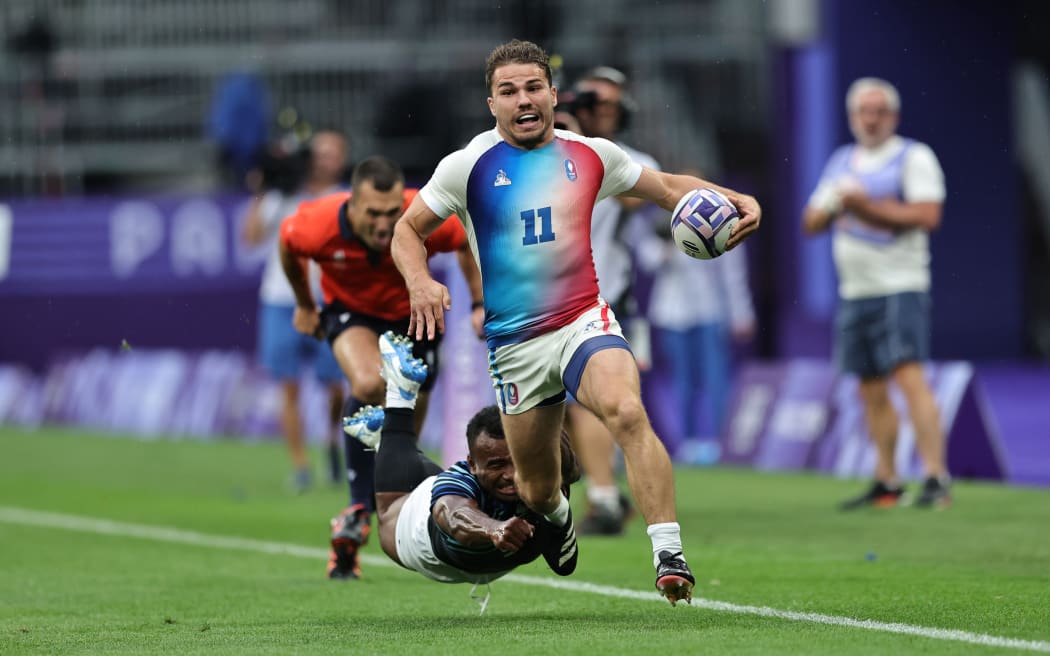France’s Antoine Dupont races away from the Fiji defense for a try in the gold medal final on day three of the Paris 2024 Olympic Games at Stade de France on 27 July, 2024 in Paris.