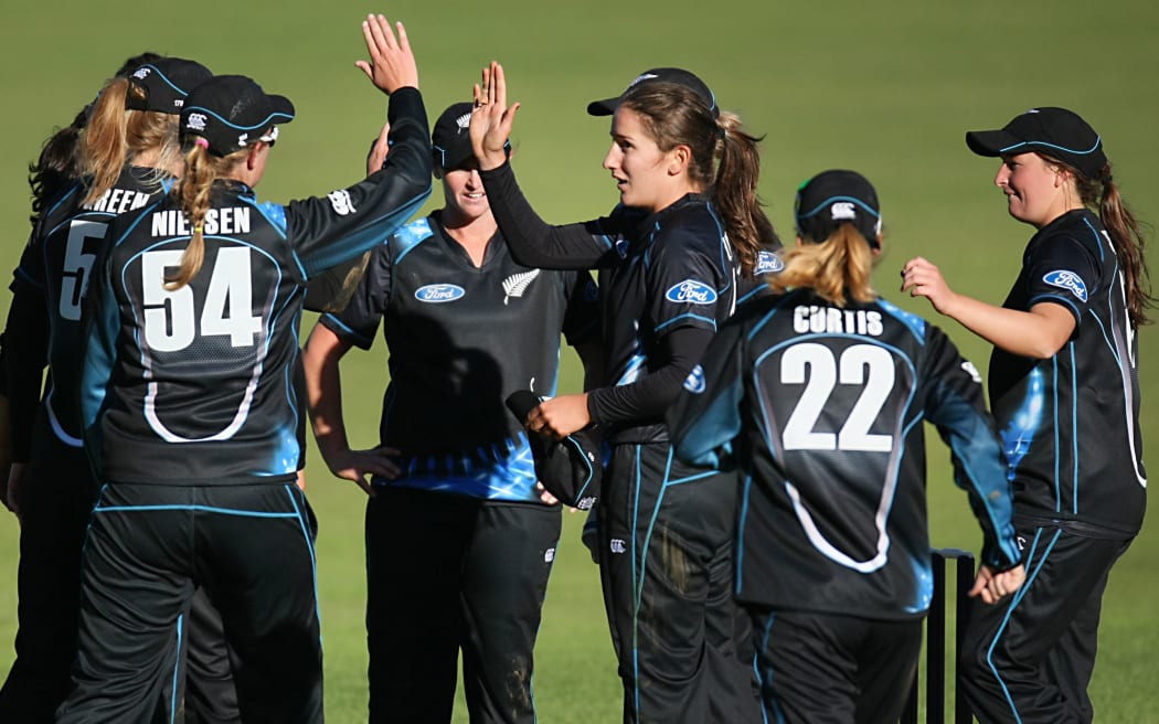 The top 10 White Ferns will now get annual contracts to play cricket.