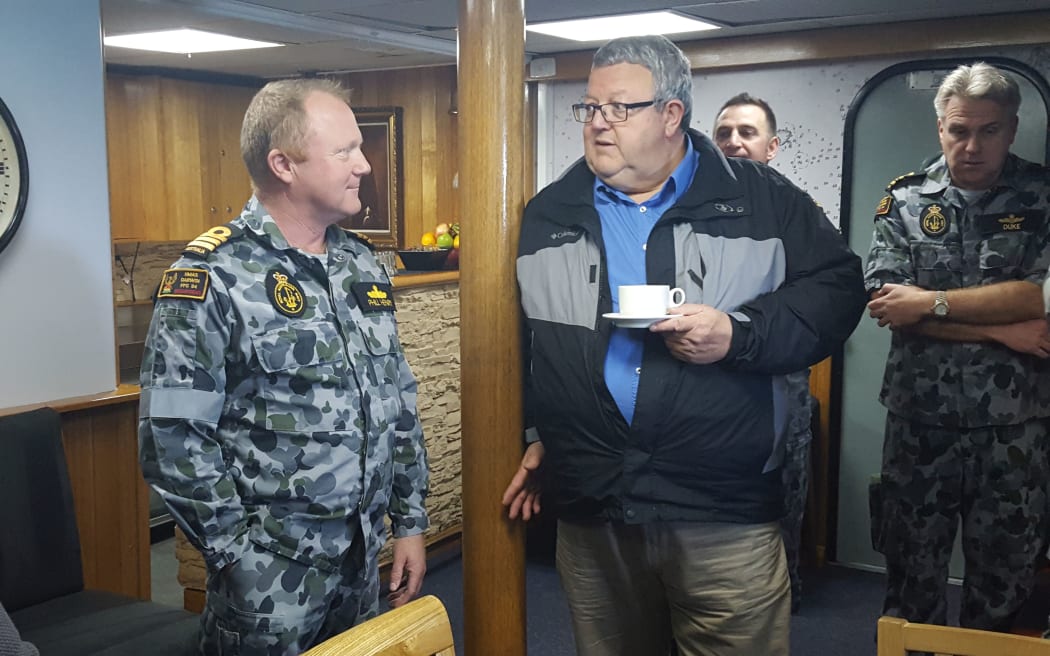 Defence Minister Gerry Brownlee meets with the Darwin's commanding officer Phil Henry.
