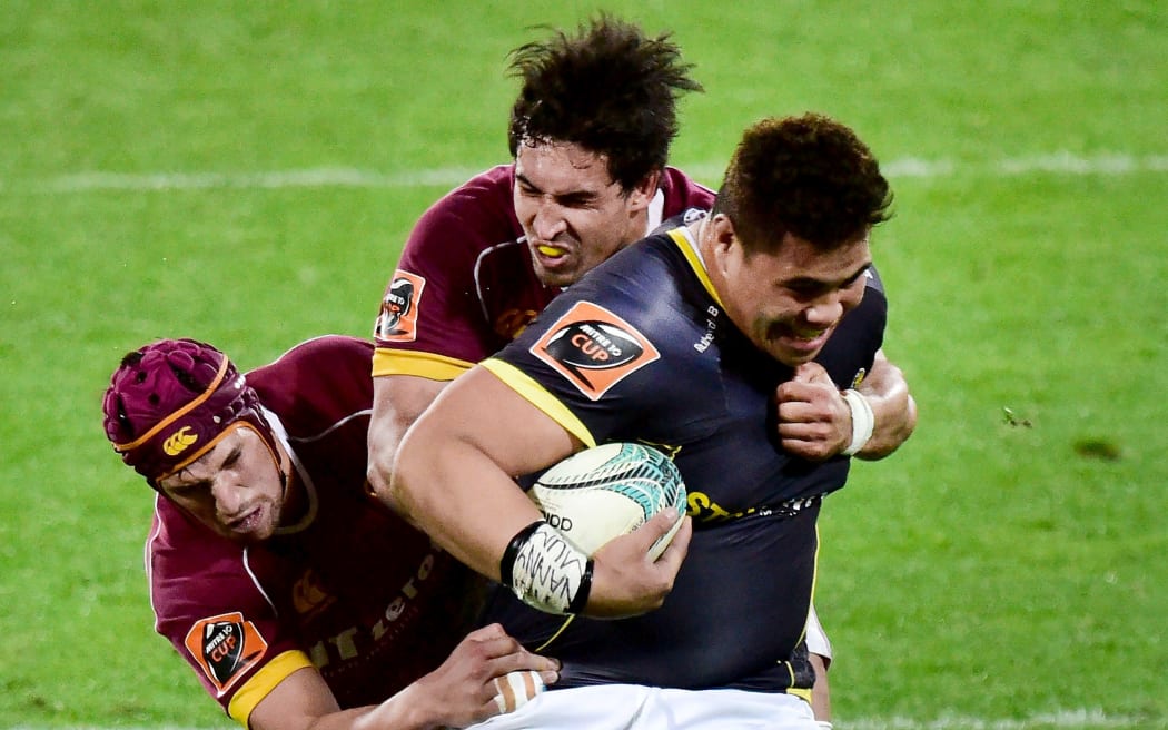 Wellington's Alex Fidow is tackled by 2 Southland players.