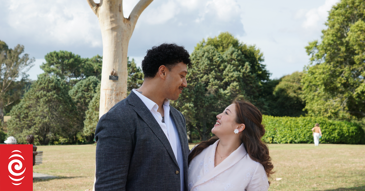 Real life couple star in an opera rom-com | RNZ