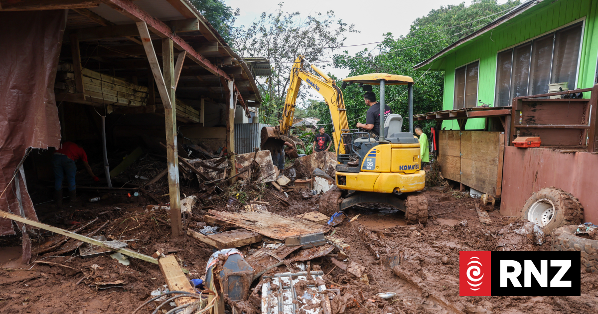 Hawaii cleans up after devastating floods