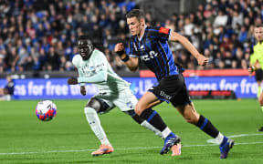 Akol Akon of Sydney FC and Louis Verstraete of Auckland FC.