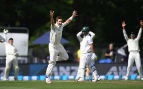 Tim Southee appeals unsuccessfully for a LBW decision on Pakistan's Sami Aslam.