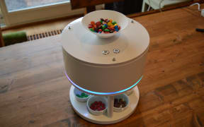 Willem Pennings designed and built a machine that separates Skittles and M&M's by colour.