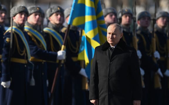 Russia's President Vladimir Putin (R) attends a wreath-laying ceremony at the Eternal Flame and the Unknown Soldier's Grave in Alexander Garden during an event marking Defender of the Fatherland Day in Moscow, on February 23, 2023. (Photo by Pavel Bednyakov / Sputnik / AFP)