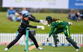 Black Ferns wicketkeeper Bernadine Bezuidenhout and Pakistan batter Aliya Riaz.