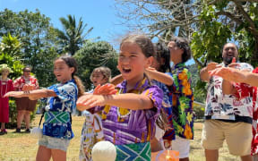 Ngā Tamariki Mānihera, a music performance group from Ngātiwai, Ngāpuhi-nui-tonu all of the Tai Tokerau area and Muriwhenua in Rarotonga thanking former ariki's wife for her hospitality.