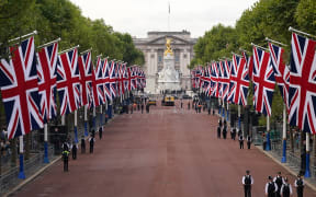 Police Officers work on The Mall in central London on September 14, 2022, ahead of the ceremonial procession of the coffin of Queen Elizabeth II, from Buckingham Palace to Westminster Hall. - As preparations build for next week's state funeral, the royal family on Wednesday will walk behind the queen's coffin in a procession through central London, after which thousands of members of the public are expected to come to pay their final respects at her lying in state. (Photo by Victoria Jones / POOL / AFP)