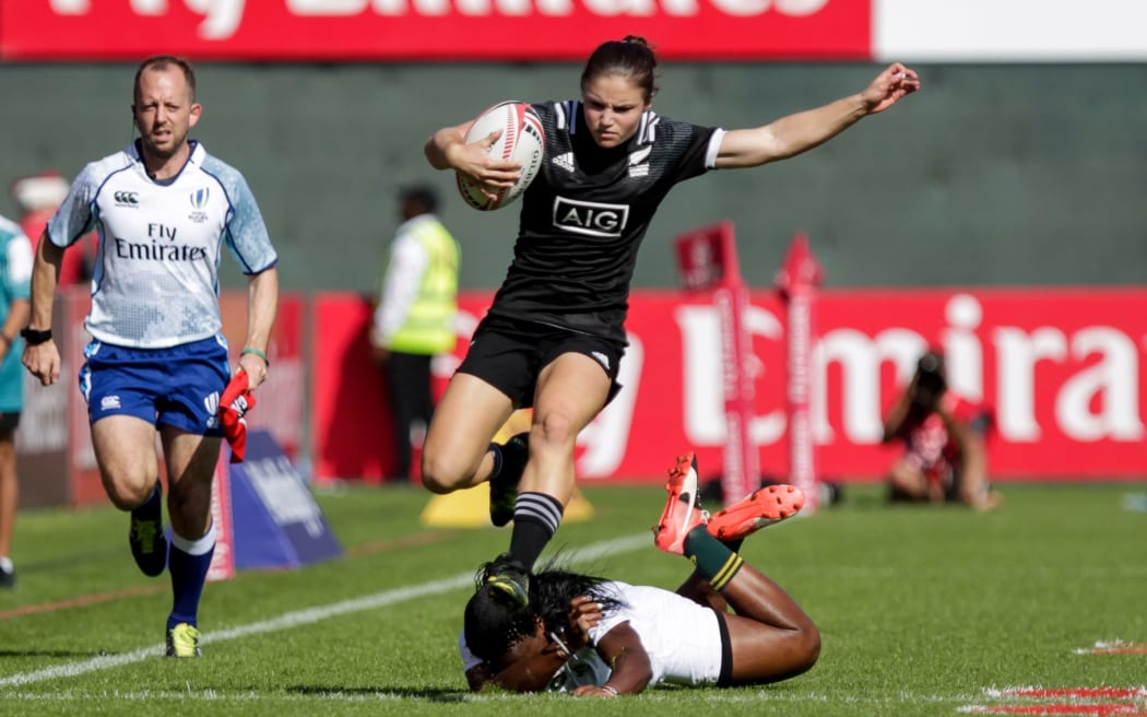 Michaela Blyde of New Zealand, evades a tackle, Women's Sevens Series, Dubai 2017.