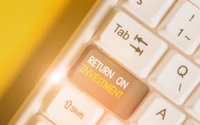 Handwriting text Return On Investment. Conceptual photo Ratio between the Net Profit and Cost invested White pc keyboard with empty note paper above white background key copy space