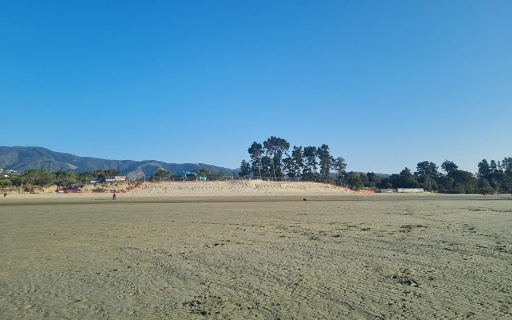 The fenced off area where sawmill waste was used as infill in the 1960s, which has now been exposed by erosion. Samantha Gee/RNZ.
