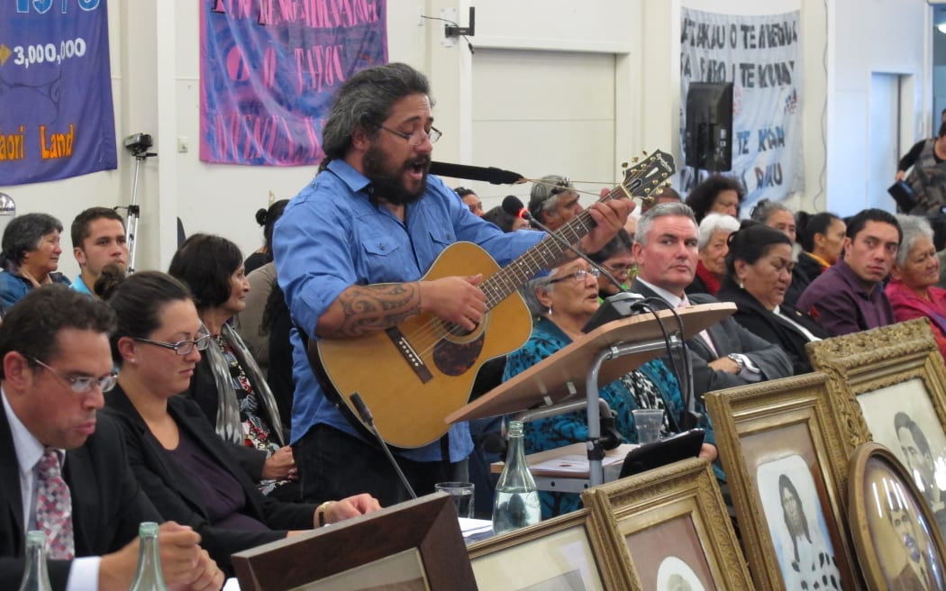 The Waitangi Tribunal collected evidence at 26 hearings spread over five years, like this one in the Bay of Islands in 2013. Photo: Peter de Graaf 
Note RNZ shouldn’t be named in the credit. These are photos from Peter's archive.