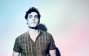 Daughn Gibson, chiselled crooner on pink and blue pastel gradient