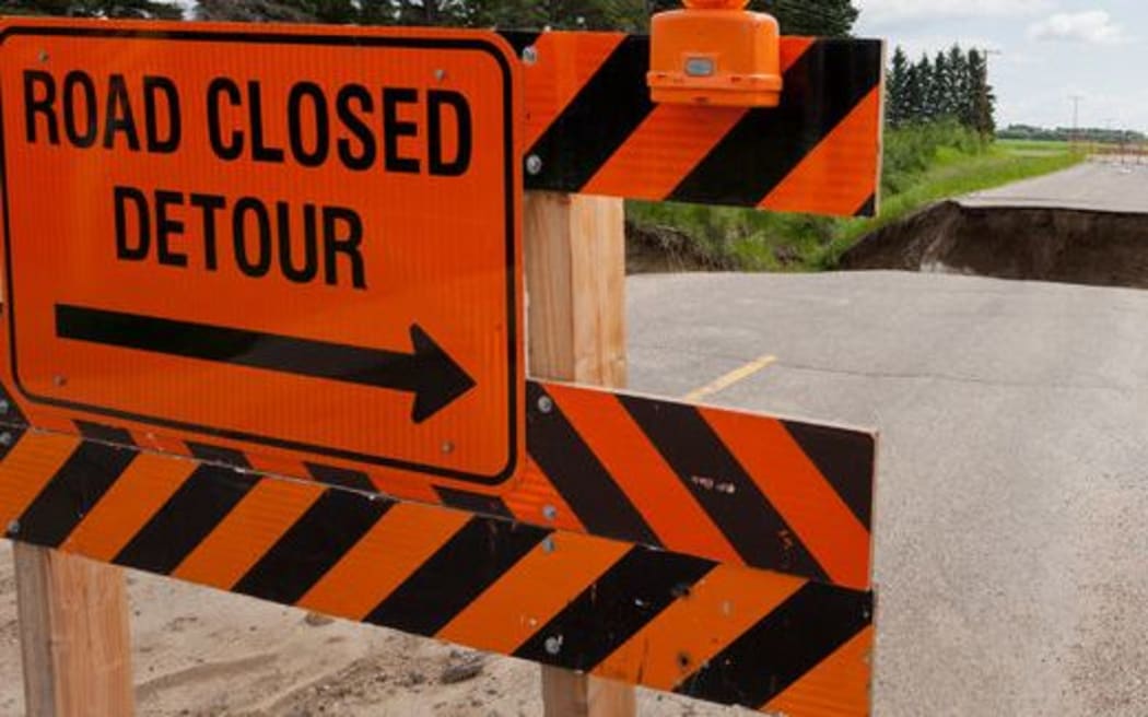 road sign saying road closed detour