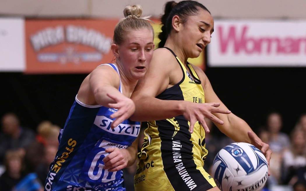 The Pulse's Tiana Metuarau fends off the Mystic's Michaela Sokolich-Beatson.
