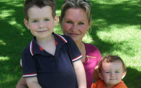 Danica Weeks with her sons, three-year-old Lincoln and one-year-old Jack.　