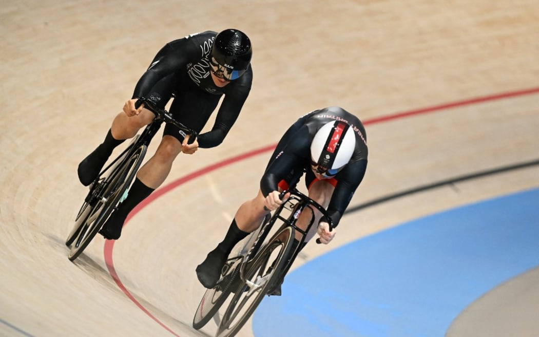 New Zealand's Ellesse Andrews (L) and Britain's Emma Finucane compete in a women's track cycling sprint semi-final race 2 of the Paris 2024 Olympic Games at the Saint-Quentin-en-Yvelines National Velodrome in Montigny-le-Bretonneux, south-west of Paris, on August 11, 2024. (Photo by SEBASTIEN BOZON / AFP)