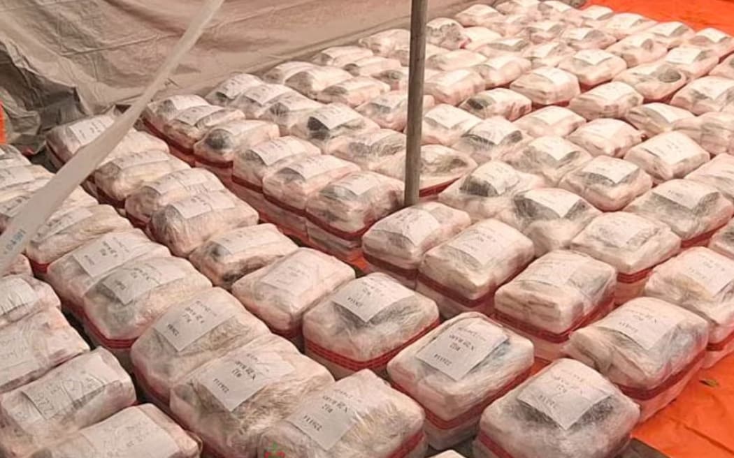 フィジー警察によると、コカインは小包で輸送され、重さは2.6トンだった。