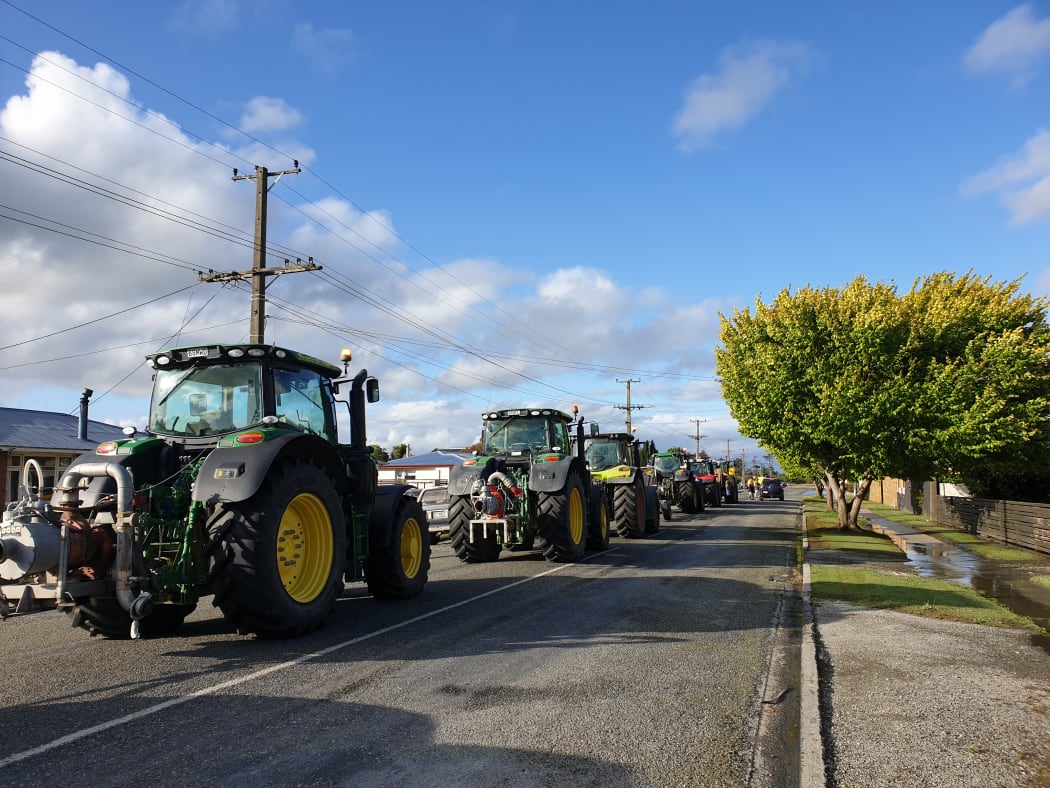 Tractors arriving in Mataura with pumping equipment.