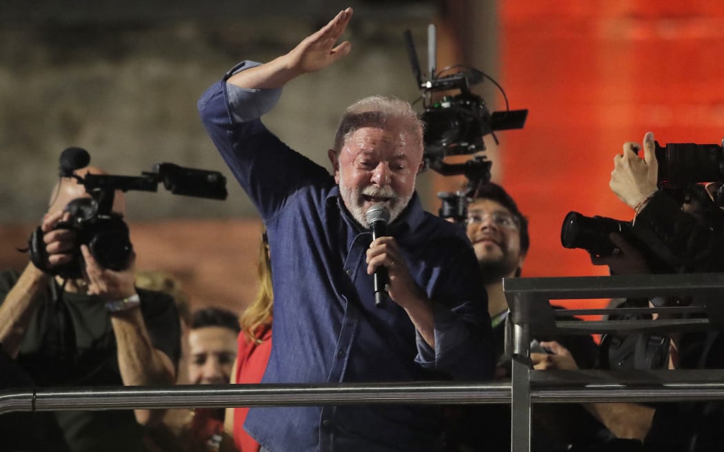 Brazilian president-elect for the leftist Workers Party (PT) Luiz Inacio Lula da Silva  delivers a speech to supporters at the Paulista avenue after winning the presidential run-off election, in Sao Paulo, Brazil, on October 30, 2022. - Brazil's veteran leftist Luiz Inacio Lula da Silva was elected president Sunday by a hair's breadth, beating his far-right rival in a down-to-the-wire poll that split the country in two, election officials said. (Photo by CAIO GUATELLI / AFP)
