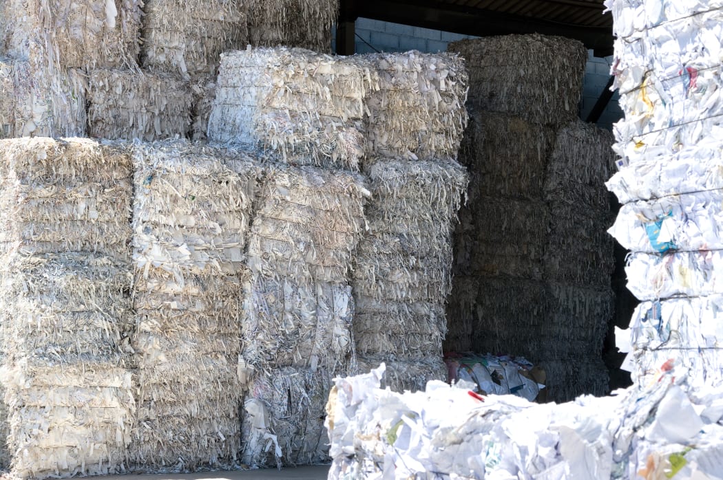 Bale of compressed paper for recycling