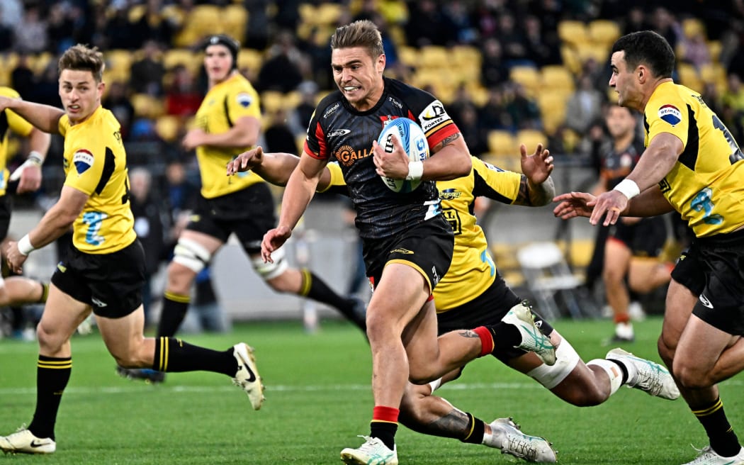 Cortez Ratima of the Chiefs dives over to score a try during the Super Rugby Pacific Semi Final - Hurricanes v Chiefs at Sky Stadium, Wellington, New Zealand on Saturday 15 June 2024.                                                                    
Copyright photo: Masanori Udagawa /  www.photosport.nz