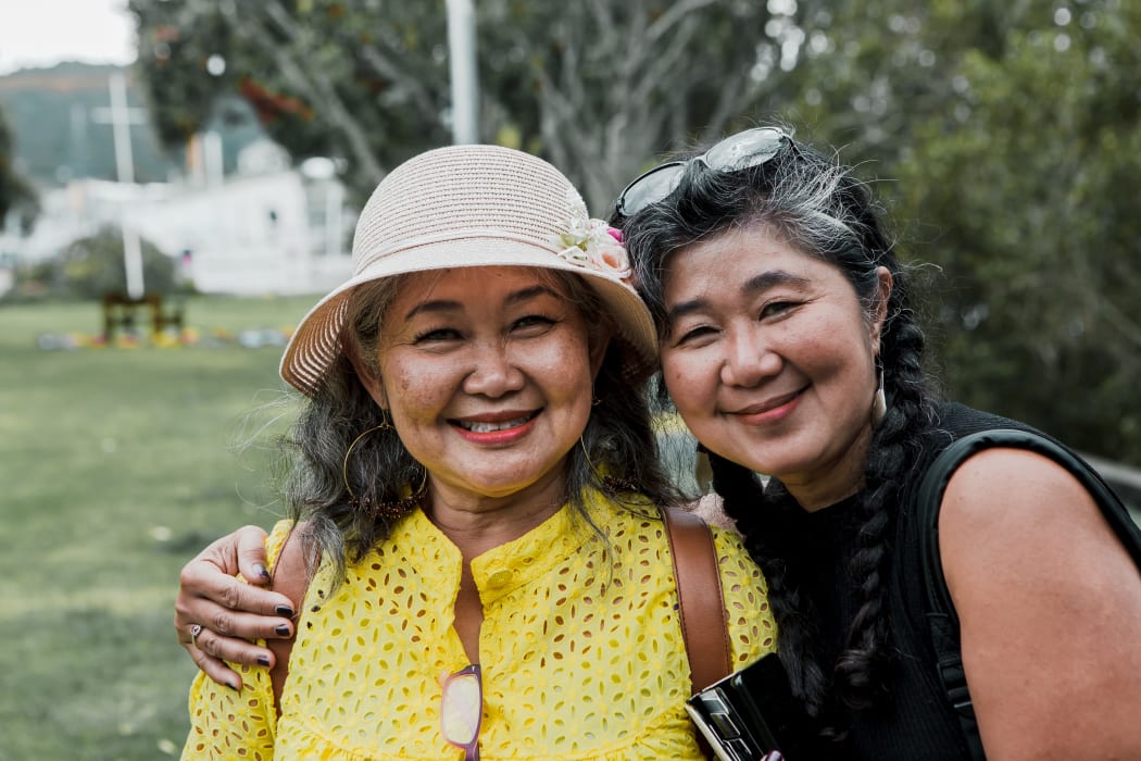 (L-R) Eva Corne and sister Avi Nurhidayati Damerell