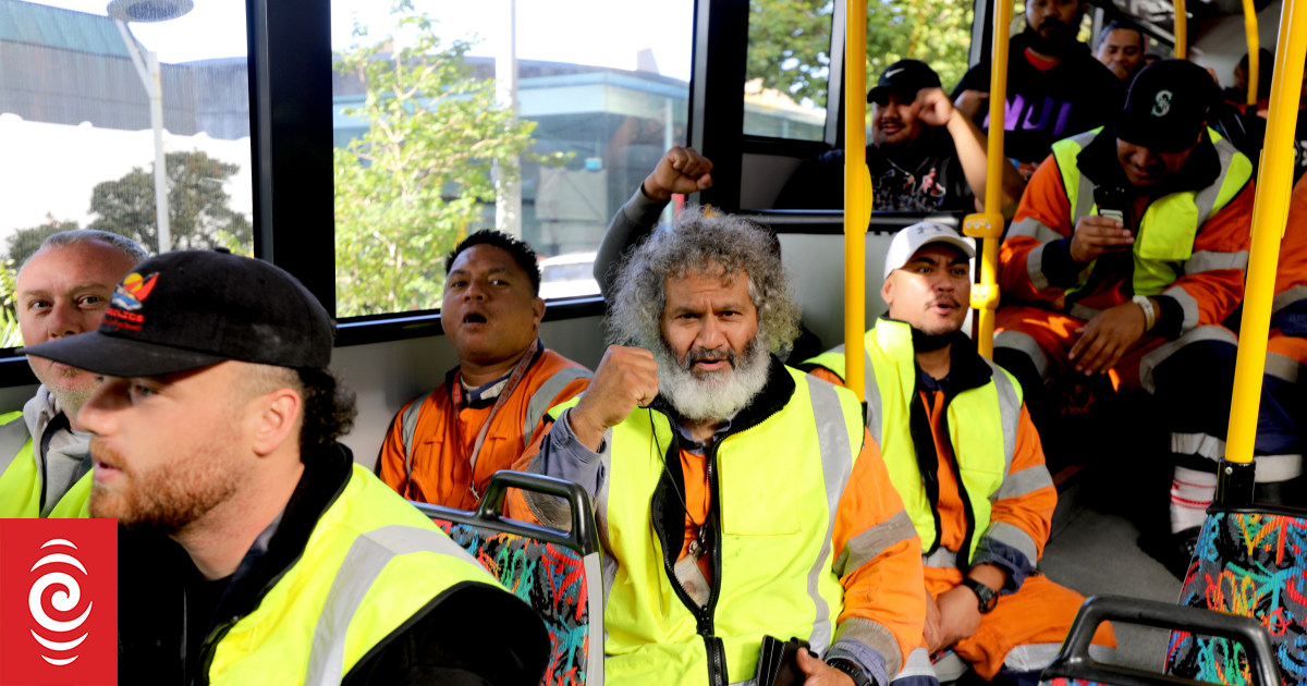Port of Auckland workers protest mayor's long-term lease proposal - Vimarsana News