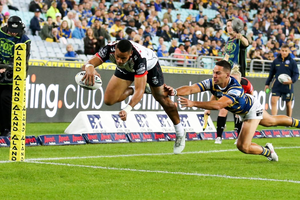 David Fusitu'a dives to score for the Warriors in their match against the Parramatta Eels.