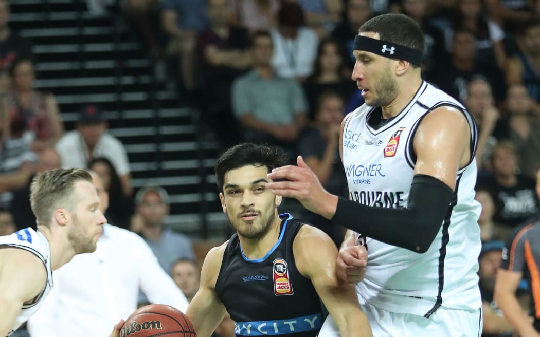 Breakers player Shea Ili in action against Melbourne's Josh Boone.