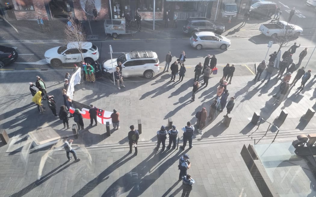 Supporters of Kelvyn Alp and counter-protesters face off outside Christchurch Court on 31 August 2022.
