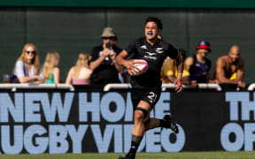 Che Clark of New Zealand runs with the ball at the Dubai 7s in 2023.