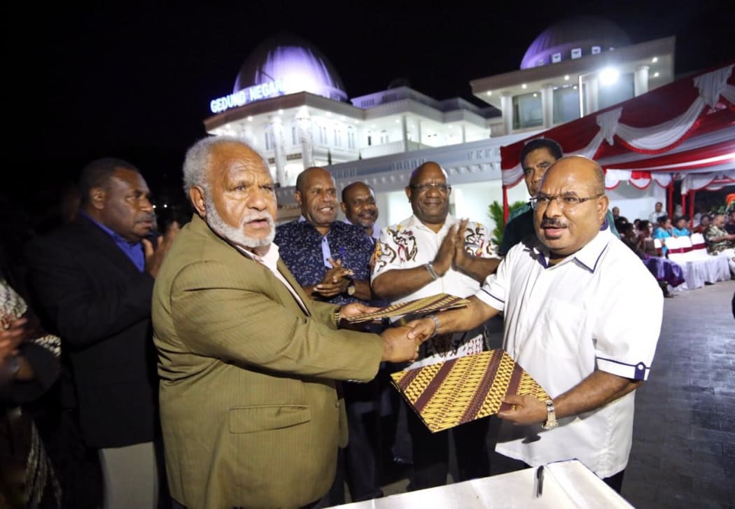 Papua New Guinea's Madang Governor Peter Yama left with the Governor of Indonesia's Papua province, Lukas Enembe in Jayapura. October 2018