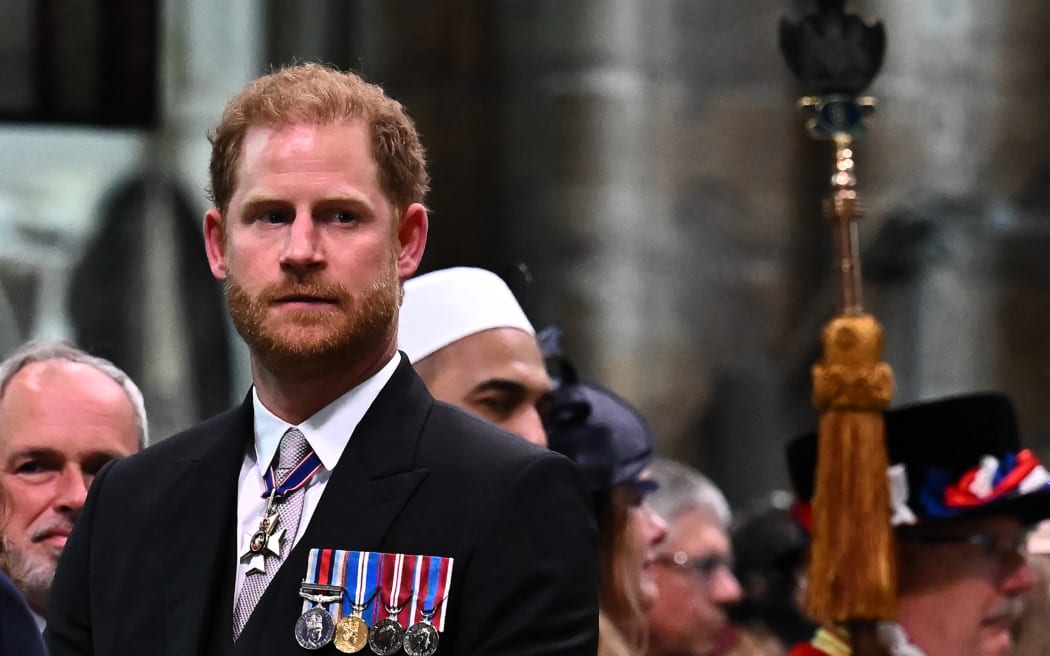 El príncipe Harry, duque de Sussex de Gran Bretaña, observa cómo el rey Carlos III de Gran Bretaña abandona la Abadía de Westminster tras las ceremonias de coronación en el centro de Londres el 6 de mayo de 2023. - La coronación de una sola pieza es la primera en Gran Bretaña en 70 años, y la única el segundo en la historia en ser televisado.  Carlos será el monarca reinante número 40 en ser coronado en la iglesia central de Londres desde el rey Guillermo I en 1066. Fuera del Reino Unido, también es rey de otros 14 países de la Commonwealth, incluidos Australia, Canadá y Nueva Zelanda.  (Foto de Ben Stansall/POOL/AFP)