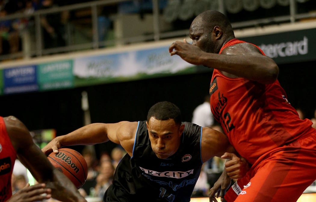Mika Vukona and Nathan Jawai clash in ANBL game 2015.
