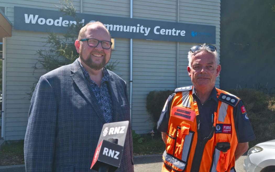 Waimakariri District Mayor Dan Gordon (L) and FENZ fire incident controller Dave Berry.
