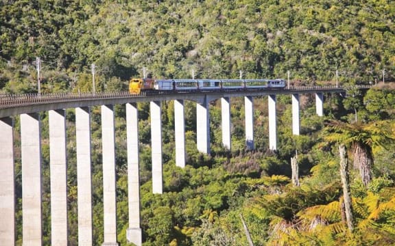 Northern Explorer crossing the Hapuwhenua Viaduct