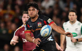 Wallace Sititi shifts the ball on.