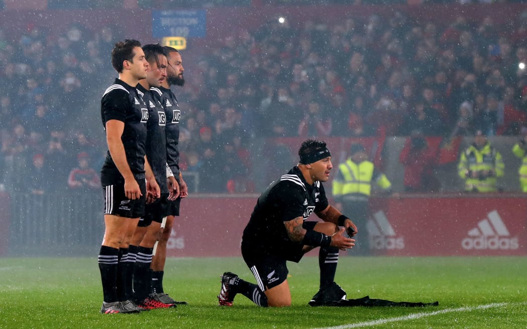 Munster vs Maori All Blacks
Maori captain Ash Dixon lays down a jersey in tribute to Munster's Anthony Foley, 2016.