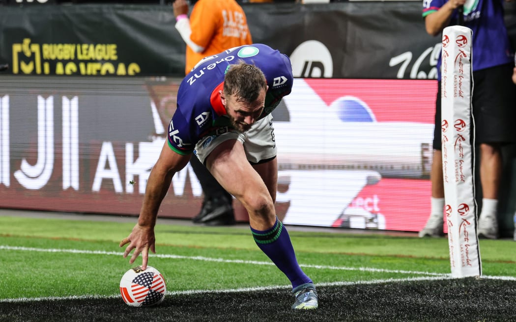 Kurt Capewell of the Warriors scores a try.