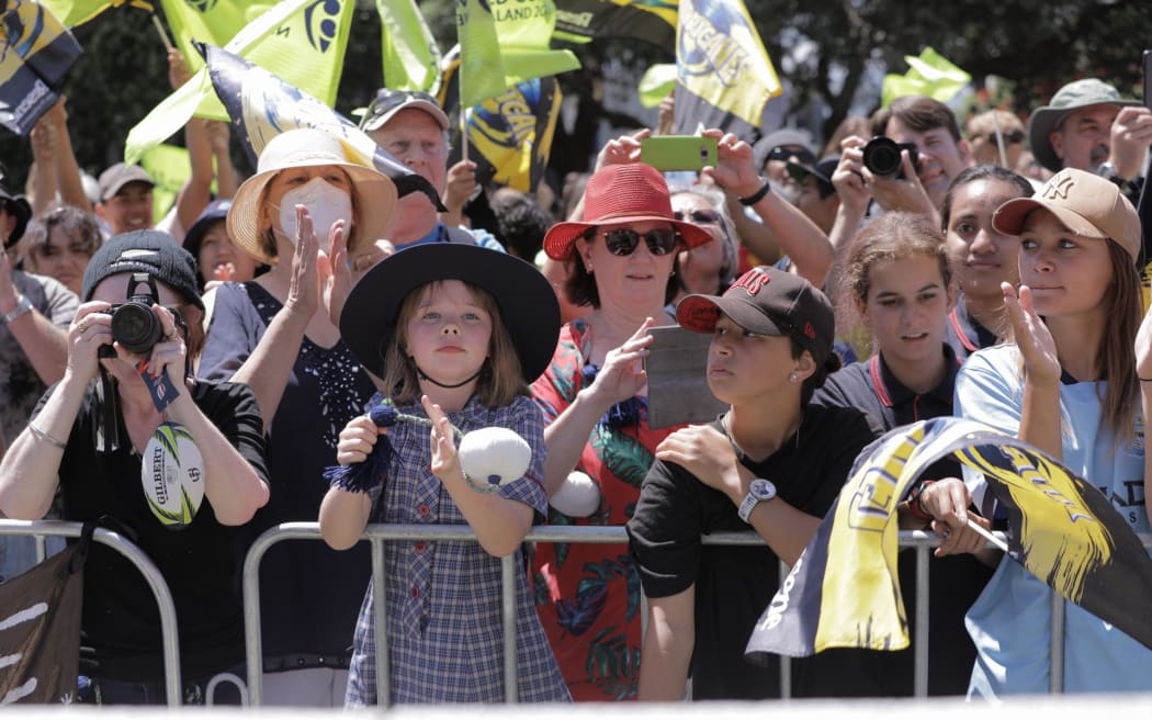 The Black Ferns squad and crowds gathered outside Parliament to celebrate the team's World Cup win, on 13 December, 2022.