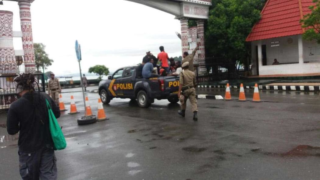 Nine West Papuans were arrested by Indonesian police outside the Papua provincial government headquarters in Jayapua on 24 April 2018 for a small protest over a visit by a Solomon Islands delegation.