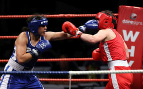 Elenoa Lilo (blue) fighting Steph Trotter (Red) at the 2021 National Boxing Championships.